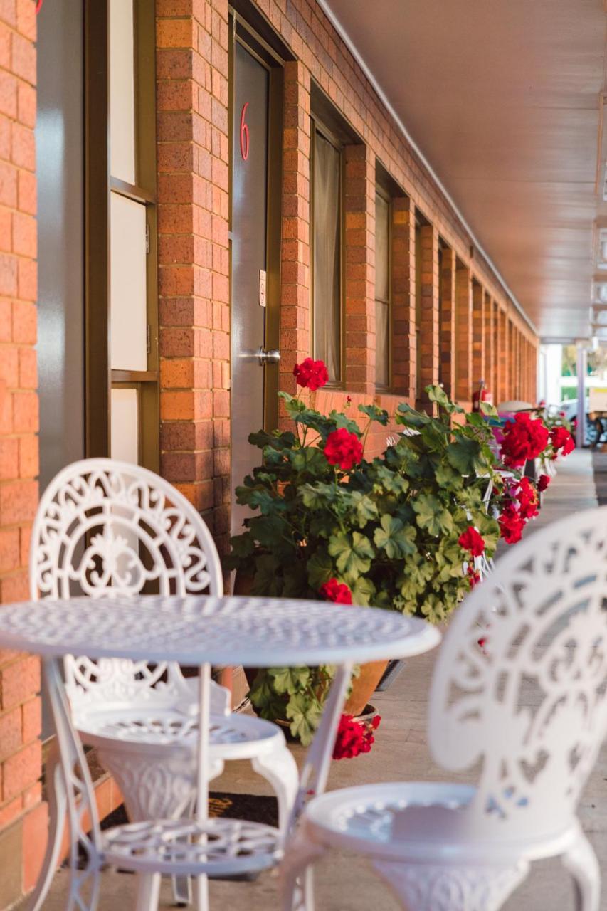 Country Pathfinder Motor Inn Делбі Екстер'єр фото